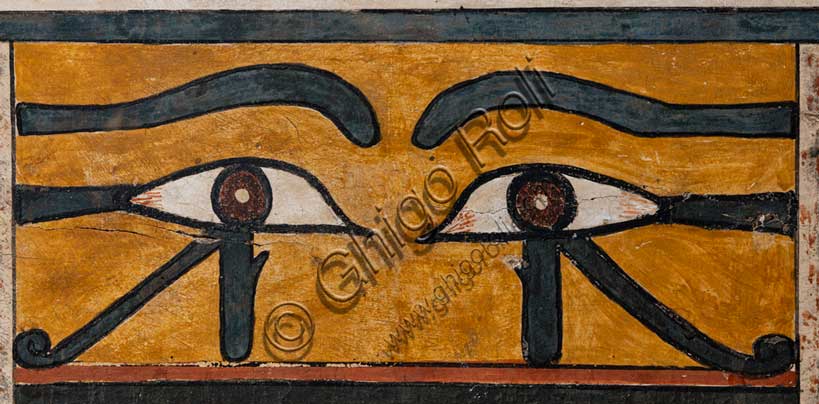 Museo Civico Archeologico di Bologna: sarcofago a cassa di Irinimenpu.Inv. MCA-EGI-EG_1958; Medio Regno: XII-XIII dinastia (1938-1640 a.C.)Dettaglio di pannello a "facciata di palazzo", un motivo ripreso dall'architettura funararia dell'Antico Regno, che rende il sarcofago simile a una dimora eterna. Vi è dipinta una porta chiusa, sopra la quale sono collocati due occhi che indicano la presenza all'interno della testa della mummia e allo stesso tempo rappresentano una protezione magica per il corpo del defunto.