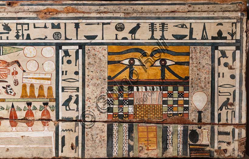 Museo Civico Archeologico di Bologna: sarcofago a cassa di Irinimenpu.Inv. MCA-EGI-EG_1958; Medio Regno: XII-XIII dinastia (1938-1640 a.C.)Dettaglio di pannello a "facciata di palazzo", un motivo ripreso dall'architettura funararia dell'Antico Regno, che rende il sarcofago simile a una dimora eterna. Vi è dipinta una porta chiusa, sopra la quale sono collocati due occhi che indicano la presenza all'interno della testa della mummia e allo stesso tempo rappresentano una protezione magica per il corpo del defunto.
