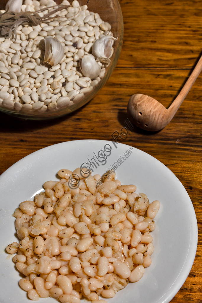 Raw and cooked Sorana beans.