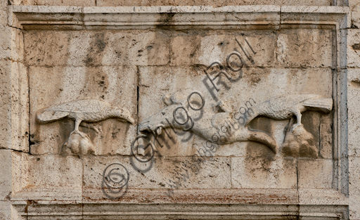 Spoleto, Chiesa di San Pietro, la facciata, caratterizzata da rilievi romanici (XII secolo). Uno dei cinque bassorilievi a destra del portale maggiore: "Favola della volpe finta morta e dei corvi".