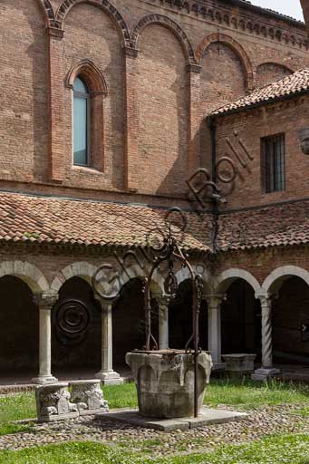 Ferrara, Chiesa di San Romano, oggi sede del Museo della Cattedrale: chiostro interno.