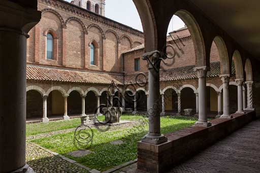 Ferrara, Chiesa di San Romano, oggi sede del Museo della Cattedrale: chiostro interno.
