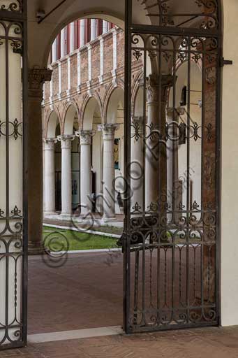 Ferrara, Palazzo Costabili o Palazzo di Ludovico il Moro, progettato da Biagio Rossetti (oggi sede del Museo Archeologico Nazionale o di Spina): ingresso al cortile.