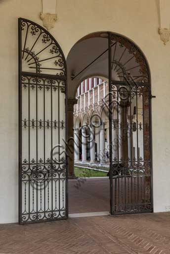 Ferrara, Palazzo Costabili o Palazzo di Ludovico il Moro, progettato da Biagio Rossetti (oggi sede del Museo Archeologico Nazionale o di Spina): ingresso al cortile.