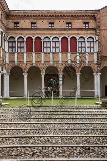 Ferrara, Palazzo Costabili o Palazzo di Ludovico il Moro, progettato da Biagio Rossetti (oggi sede del Museo Archeologico Nazionale o di Spina): cortile quadrato. 