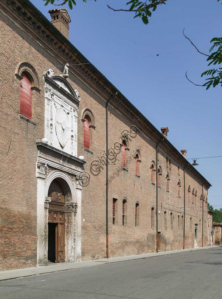 Ferrara, Palazzo Schifanoia (delizia estense): facciata con l'ingresso principale in via Scandiana. La facciata  è caratterizzata da un grande portale marmoreo scolpito, risalente al 1470 e recentemente attribuito ad Ambrogio di Giacomo da Milano e Antonio di Gregorio su disegno di Pietro di Benvenuto degli Ordini. Sopra la porta ad arco, in marmo bianco, si trova un grande stemma estense e il liocorno, una delle imprese araldiche utilizzate da Borso.