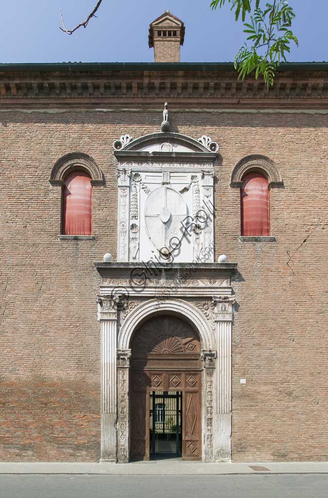 Ferrara, Palazzo Schifanoia (delizia estense): facciata con l'ingresso principale in via Scandiana. La facciata  è caratterizzata da un grande portale marmoreo scolpito, risalente al 1470 e recentemente attribuito ad Ambrogio di Giacomo da Milano e Antonio di Gregorio su disegno di Pietro di Benvenuto degli Ordini. Sopra la porta ad arco, in marmo bianco, si trova un grande stemma estense e il liocorno, una delle imprese araldiche utilizzate da Borso.