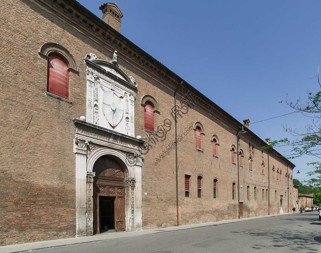 Ferrara, Palazzo Schifanoia (delizia estense): facciata con l'ingresso principale in via Scandiana. La facciata  è caratterizzata da un grande portale marmoreo scolpito, risalente al 1470 e recentemente attribuito ad Ambrogio di Giacomo da Milano e Antonio di Gregorio su disegno di Pietro di Benvenuto degli Ordini. Sopra la porta ad arco, in marmo bianco, si trova un grande stemma estense e il liocorno, una delle imprese araldiche utilizzate da Borso.