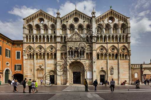 Ferrara, piazza della Cattedrale: veduta della Cattedrale, dedicata a San Giorgio e inaugurata nel 1135.