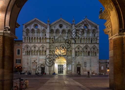 Ferrara, piazza della Cattedrale: veduta serale della Cattedrale, dedicata a San Giorgio e inaugurata nel 1135, dal Vòlto del Cavallo.