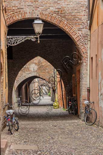 Ferrara: scorcio di via delle Volte (sede dei fondachi dei mercanti medievali).