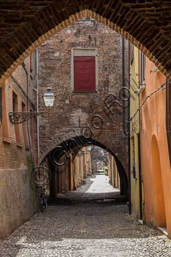 Ferrara: scorcio di via delle Volte (sede dei fondachi dei mercanti medievali).