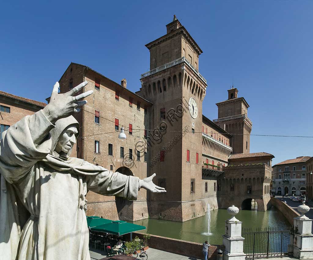 Ferrara: view of the Castello Estense (the Estense Castle), also known as Castle of St. Michael. In the foreground, the statue of the Ferrara friar Girolamo Savonarola.