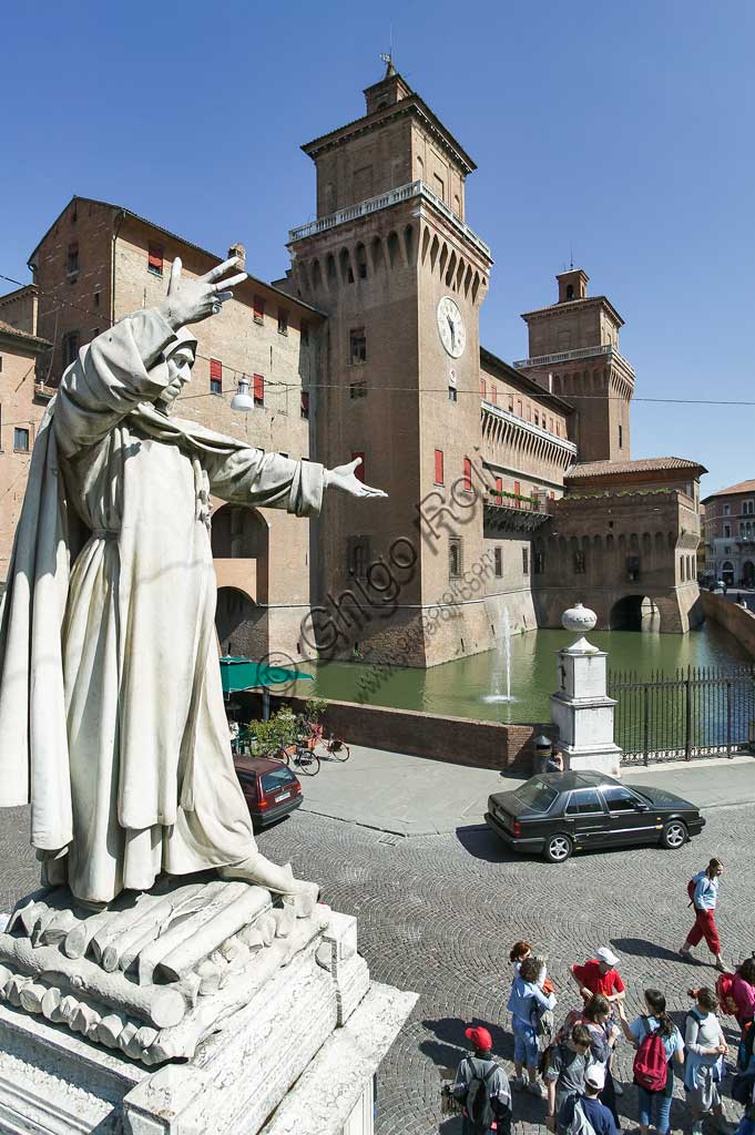 Ferrara: veduta del Castello Estense, detto anche Castello di San Michele.  In primo piano, la statua del frate ferrarese Girolamo Savonarola.