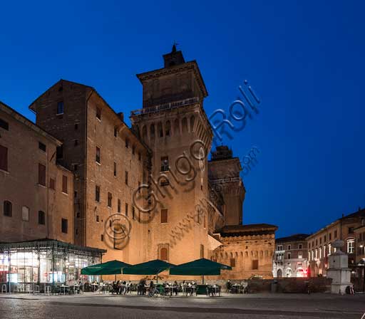Ferrara: veduta notturna del fianco orientale del Castello Estense, detto anche Castello di San Michele.