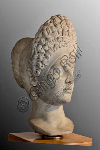 Fiesole, Museo archeologico: Ritratto d'ignota dalla elaborata acconciatura, identificata tradizionalmente con Vibia Sabina (età traianea, II secolo d.C.).