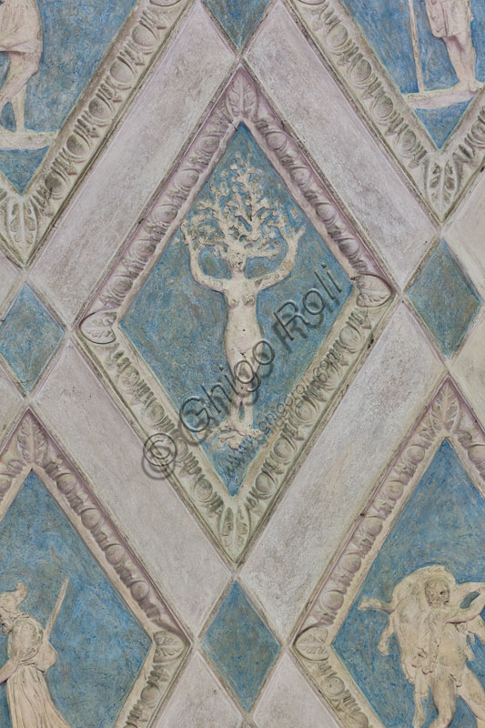  Mantua, Palazzo Te (Gonzaga's summer residence), Camera del Sole e della Luna (Chamber of the Sun and the Moon), the vault:  detail with plaster figure inside a lozenge.