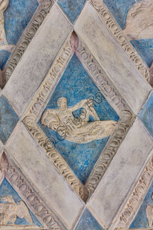  Mantua, Palazzo Te (Gonzaga's summer residence), Camera del Sole e della Luna (Chamber of the Sun and the Moon), the vault:  detail with plaster figure inside a lozenge.