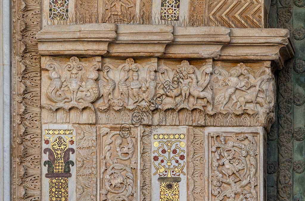 Duomo di Monreale, portale maggiore: particolare con figure antropomorfe e animali.