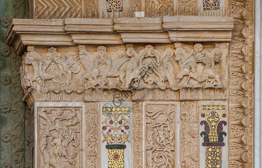 Duomo di Monreale, portale maggiore: particolare con figure antropomorfe e animali.