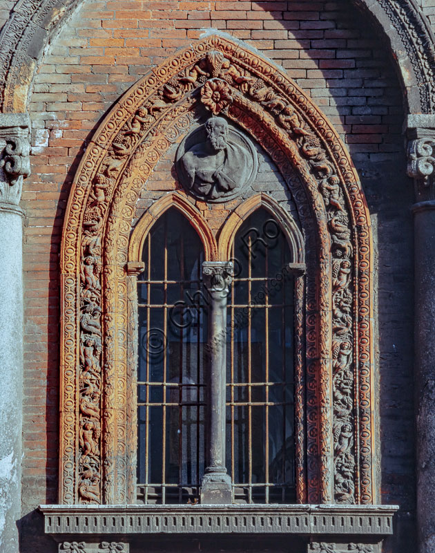 Ca' Granda, formerly Ospedale Maggiore: main courtyard. Today it is the seat of the University of Studies of Milan. The Renaissance building was designed by Filarete. Detail of a window (XVII century)