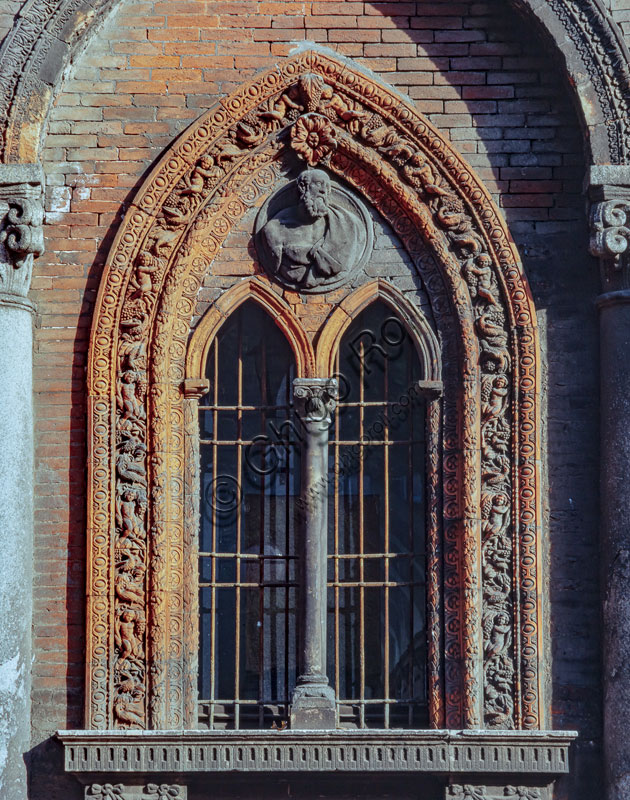 Ca’ Granda, già Ospedale Maggiore: cortile maggiore. Oggi è sede dell’Università degli Studi di Milano. Il progetto rinascimentale dell’edificio venne realizzato dal Filarete. Particolare di finestra del XVII secolo.