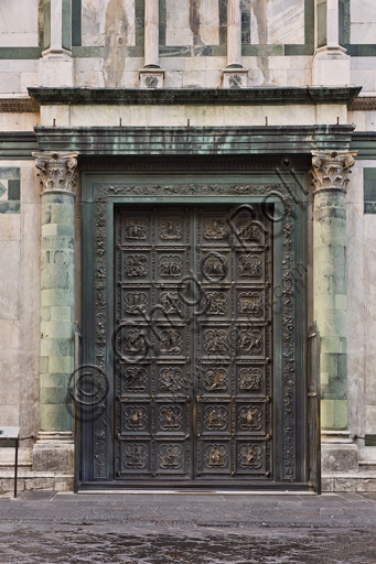 Firenze, Battistero di San Giovanni, esterno la facciata a Nord in marmo di Carrara bianco e verde di Prato: la porta di Lorenzo Ghiberti con Storie del Nuovo Testamento.