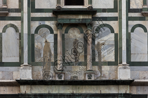 Firenze, Battistero di San Giovanni, esterno, la facciata a Nord in marmo di Carrara bianco e verde di Prato: particolare.