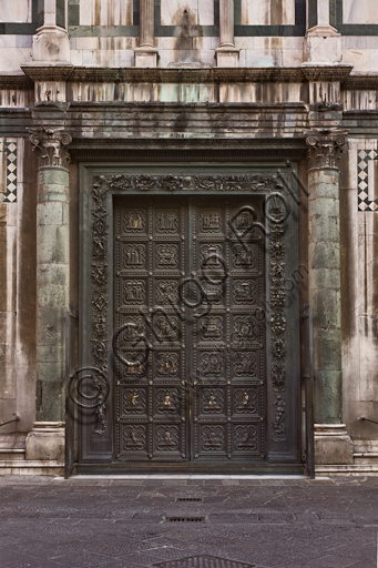 Firenze, Battistero di San Giovanni, esterno, la facciata a Sud in marmo di Carrara bianco e verde di Prato:  la porta di Andrea Pisano (1330-1336), con episodi della vita di S. Giovanni Battista, Virtù Cardinali e Virtù Teologali.