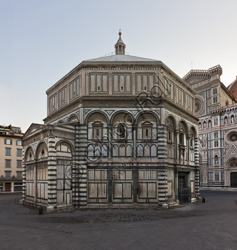 Firenze, Battistero di San Giovanni, esterno: la facciata a Sud-Ovest in marmo di Carrara bianco e verde di Prato con la porta di Andrea Pisano sul lato Sud.