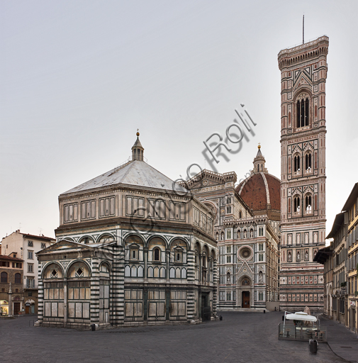 Firenze, Battistero di San Giovanni, esterno: la facciata a Sud-Ovest in marmo di Carrara bianco e verde di Prato con la porta di Andrea Pisano sul lato Sud. Sullo sfondo, il Duomo (Cattedrale di Santa Maria del Fiore) e il Campanile di Giotto.