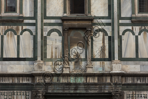 Firenze, Battistero di San Giovanni, esterno, la facciata a Sud in marmo di Carrara bianco e verde di Prato: particolare.