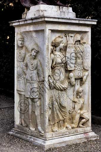 Firenze, Giardini di Boboli: base di una delle due statue dei Prigiornieri Daci (II secolo). Le due basi con rilievi di Vittorie, Dioscuri e barbari vinti provengono dal tempio del Sole sulla via Lata, fatto costruire da Aureliano.