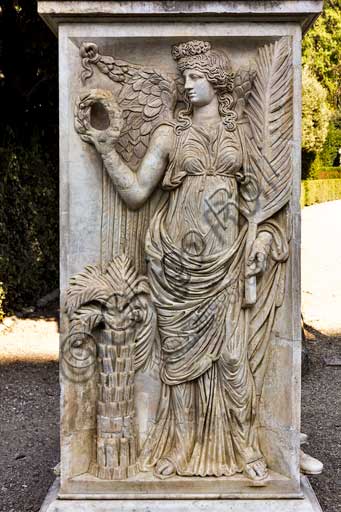 Firenze, Giardini di Boboli: base di una delle due statue dei Prigiornieri Daci (II secolo). Le due basi con rilievi di Vittorie, Dioscuri e barbari vinti provengono dal tempio del Sole sulla via Lata, fatto costruire da Aureliano.