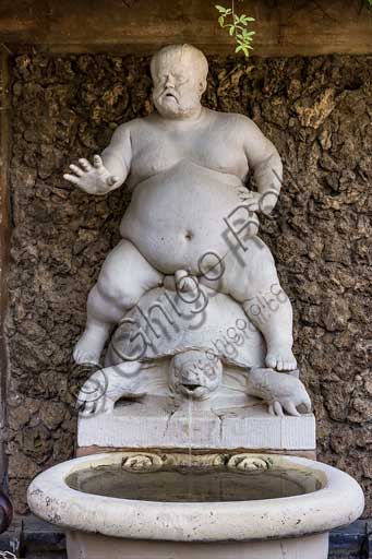Firenze, Giardini di Boboli: copia della fontana del Bacchino che rappresenta l'obeso nano Morgante, il più popolare dei nani di corte di Cosimo I Medici, ritratto da Valerio Cioli nudo e a cavalcioni di una tartaruga (1560).