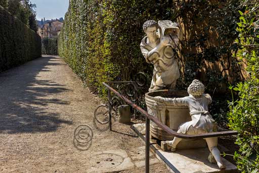 Firenze, Giardini di Boboli: fontana con statua raffigurante la vendemmia nel viale della Meridiana.