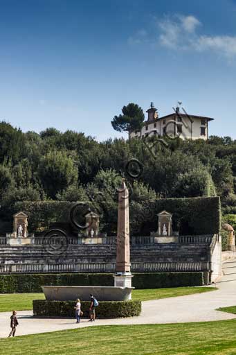 Firenze, Giardini di Boboli: l'obelisco egiziano e la vasca in  granito, forse proveniente dalle Terme alessandrine di Roma. Sullo sfondo, Forte Belvedere.