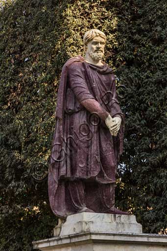 Firenze, Giardini di Boboli: una delle due statue dei Prigiornieri Daci (II secolo), forse provenienti dal Foro di Traiano.