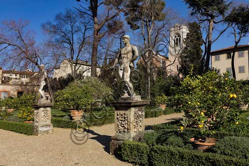 Firenze, Palazzo Corsini al Prato: statue virili nei giardini.