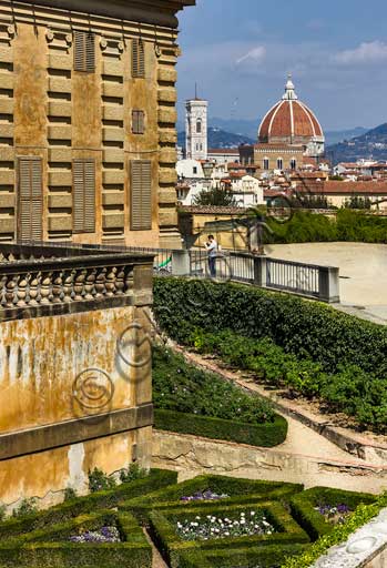 Firenze, Palazzo Pitti: la facciata sui Giardini di Boboli. Sullo sfondo: il Duomo e la cupola del Brunelleschi.