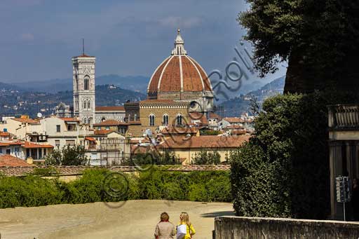 Firenze, Palazzo Pitti: la facciata sui Giardini di Boboli. Sullo sfondo: il Duomo e la cupola del Brunelleschi.