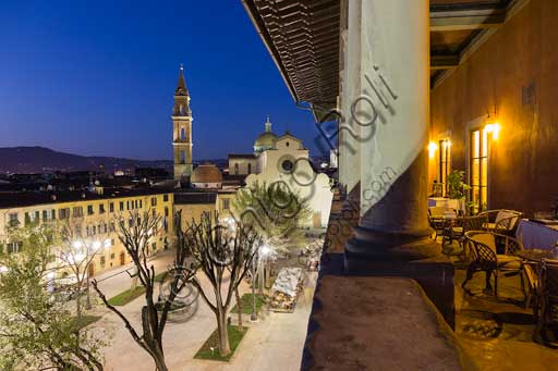 Firenze, Piazza Santo Spirito: veduta della Basilica di Santo Spirito dalla loggia cinquecentesca di Palazzo Guadagni.