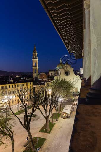 Firenze, Piazza Santo Spirito: veduta della Basilica di Santo Spirito dalla loggia cinquecentesca di Palazzo Guadagni.