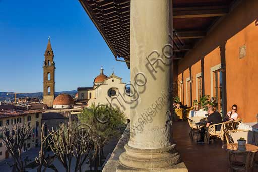 Firenze, piazza Santo Spirito: veduta panoramica dalla loggia cinquecentesca di Palazzo Guadagni. Turisti seduti a un tavolino.