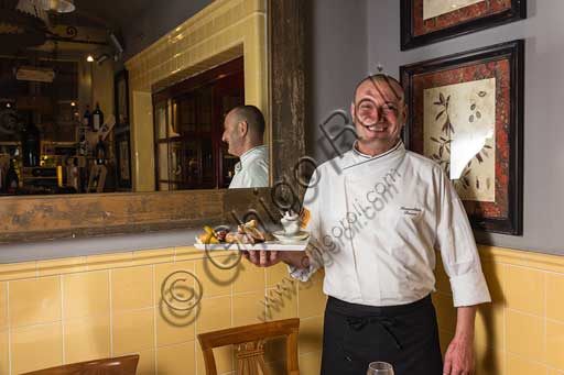 Firenze, Ristorante Olio & Convivium: lo chef Massimiliano Benucci presenta uno strudel di pere.