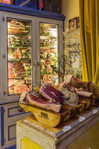 Firenze, Ristorante Olio & Convivium: sala interna con vetrina dei salumi.