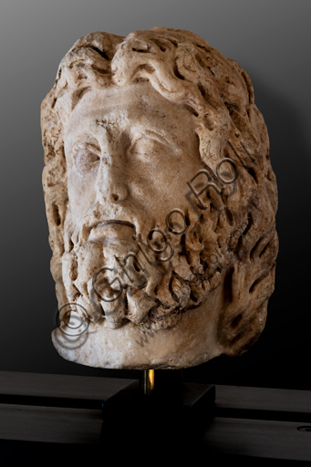  Foligno, Trinci Palace, Archaelogical Collection: one of the seven Roman heads that in the Middle Ages had been placed outside the painted Loggia to symbolize the Seven Ages of Man. Portrait of Zeus type Dresden or Decrepitude (2nd century a.C.)