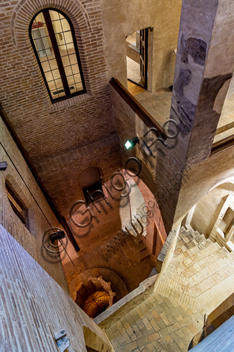  Foligno, Trinci Palace: Gothic staircase and cloister, XIII - XIV th century.