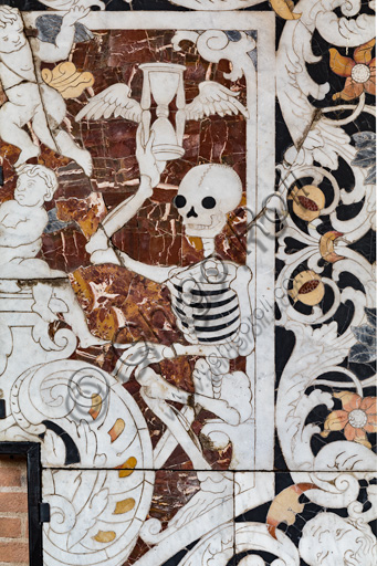 Fontanellato, Labirinto della Masone, Collezione di Franco Maria Ricci: commesso di pietre dure raffigurante la Morte (particolare).