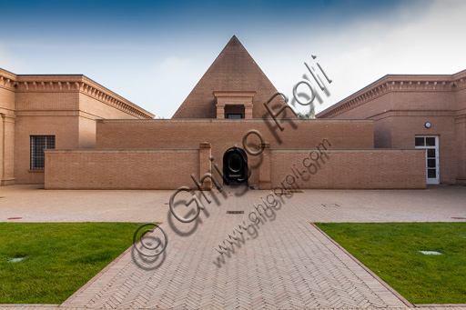 Fontanellato, Labirinto della Masone, di Franco Maria Ricci: la corte centrale e la Piramide.